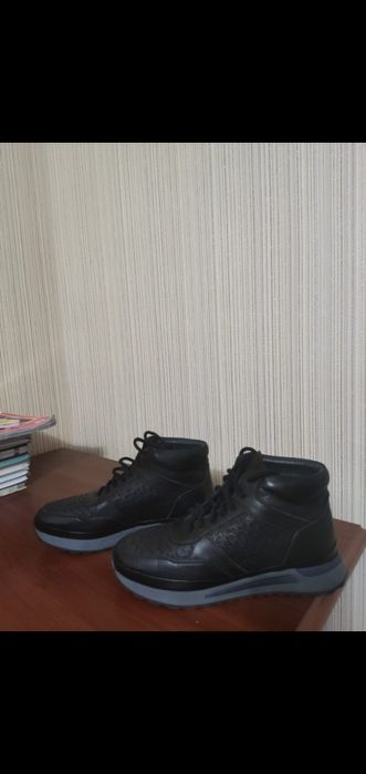 Демисезонные  кожаные высокие ботинки