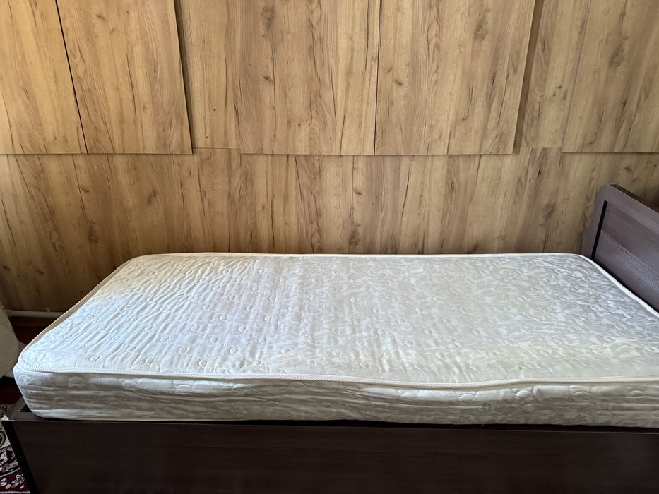 Продается односпальная кровать с матрасом