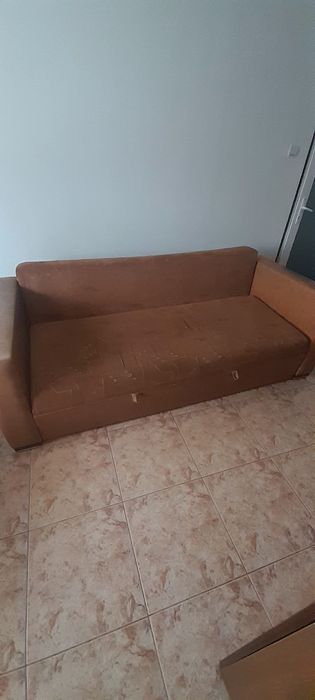 Biblioteca si canapea