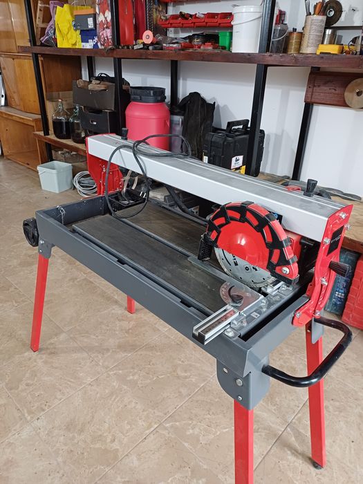 Mașină Einhell de tăiat gresie și faianță pe apă