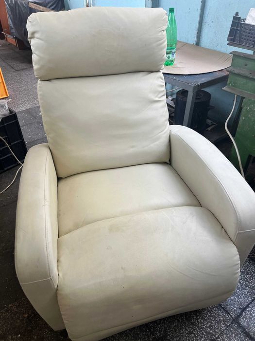 разтегателен кожен фотьойл за отдих. Два  броя