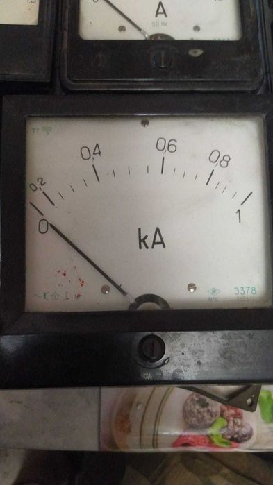 Измерительные приборы: амперметры, манометры и др.