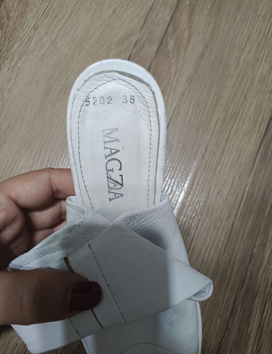 Продам кожаные босоножки Magza