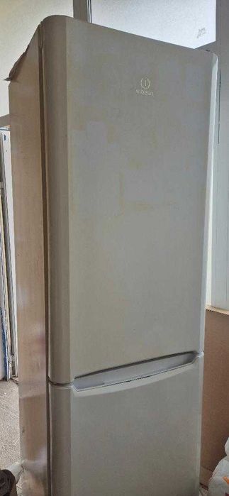 Хладилник INDESIT 180 см с долна камера
