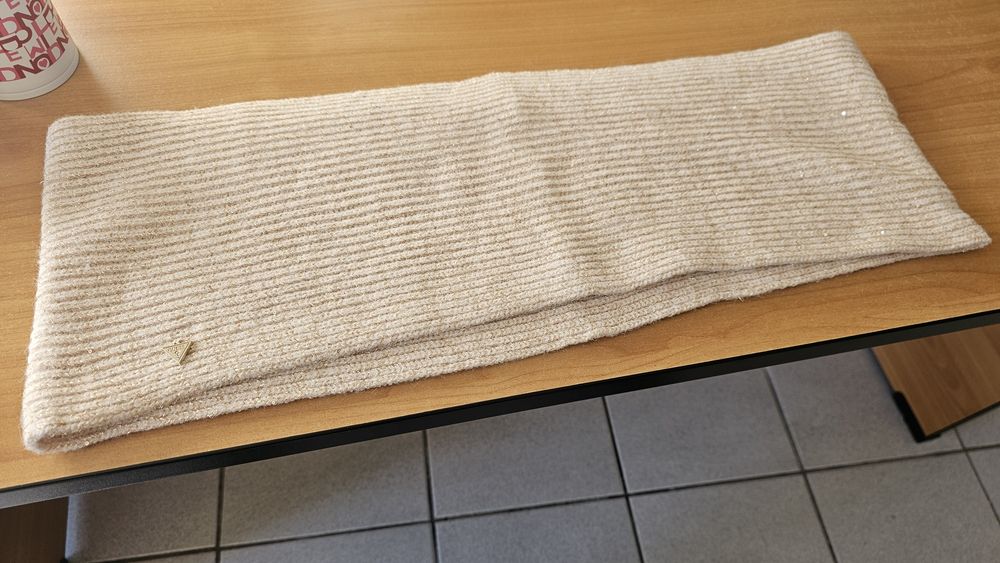 Шал и ръкавици Guess (оригинални)