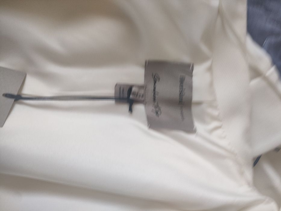 Марков дамски бял костюм.