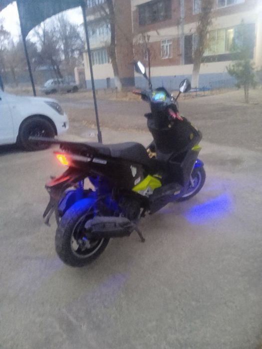 Скутер на ходу.