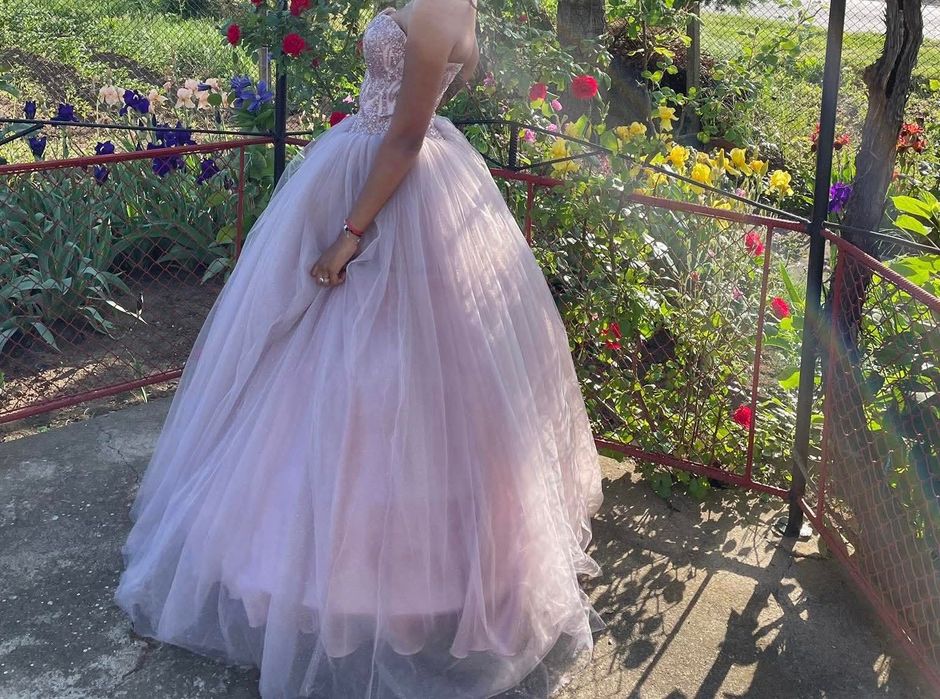 Продавам бална рокля