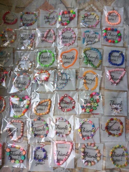 Продавам ръчно изработени гривни от мъниста