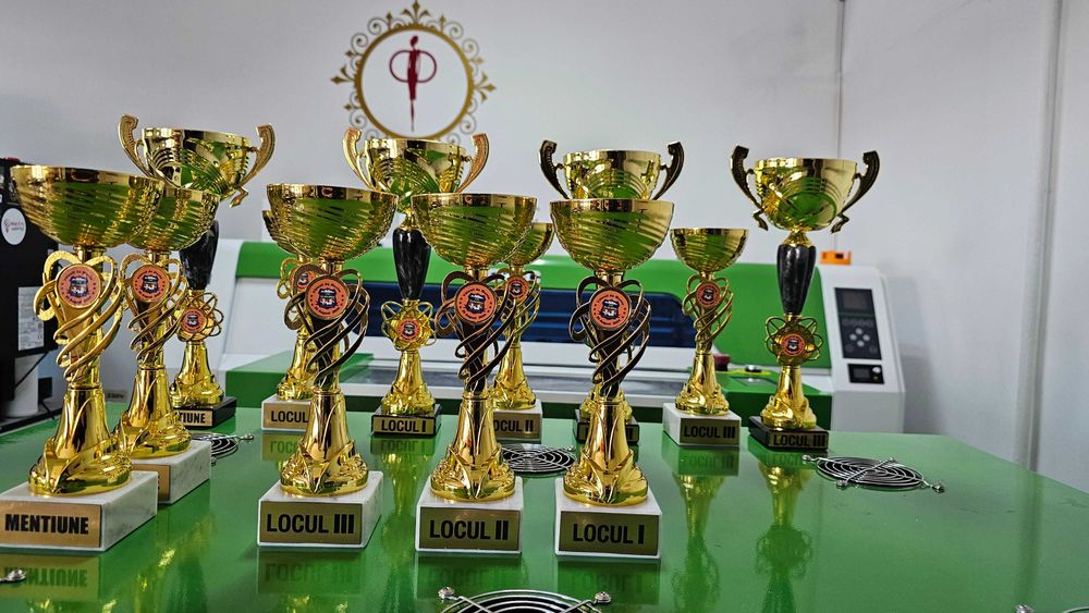 TROFEE PERSONALIZATE & CRISTALE PERSONALIZATE – Eleganță Premium pentru Orice Eveniment