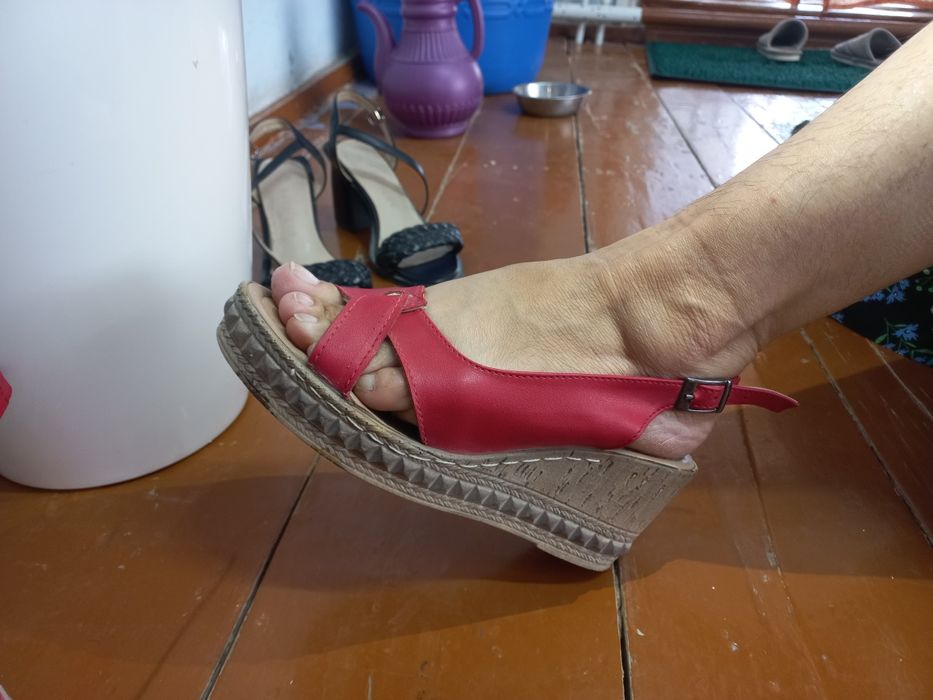 Женская обувь разная