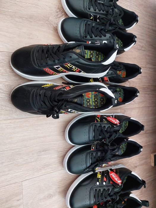 Продам кроссовки женский