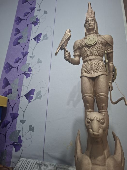 Эксклюзивный сувенир статуя золотой человек