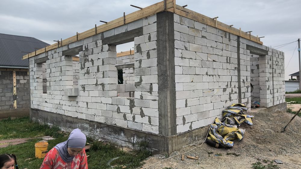 Продам участок с недостроенный дом