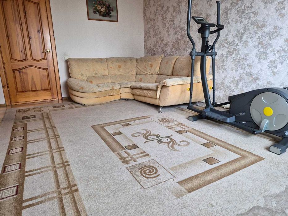 Продам диван с креслом и ковер