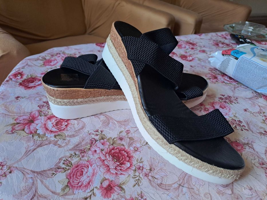 Сандали - пише 42 номер,  но отговарят на 41