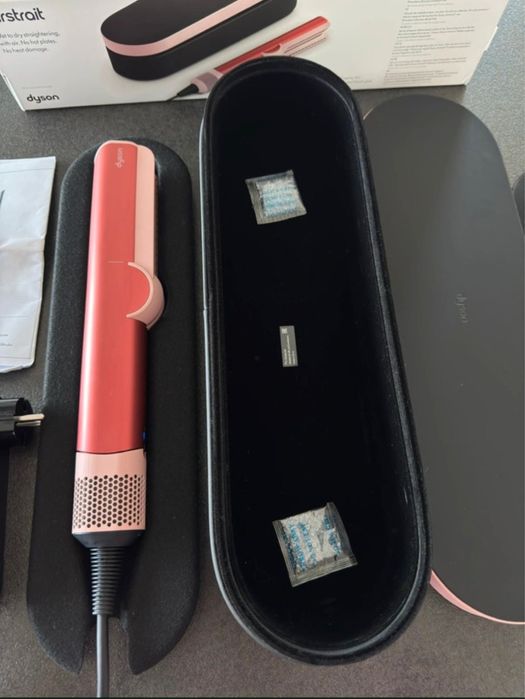 Dyson Airstrait