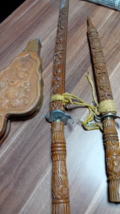 Дърворезбована  духалка и  дърворезбовани  два меча