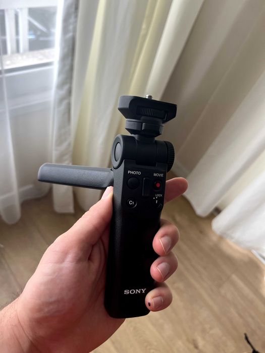 **ПРОДАВАМ ПЪЛЕН VLOG / CONTENT CREATOR КОМПЛЕКТ – SONY ZV-E10 + ОБЕКТИВ + ТРИПОД + АКСЕСОАРИ**