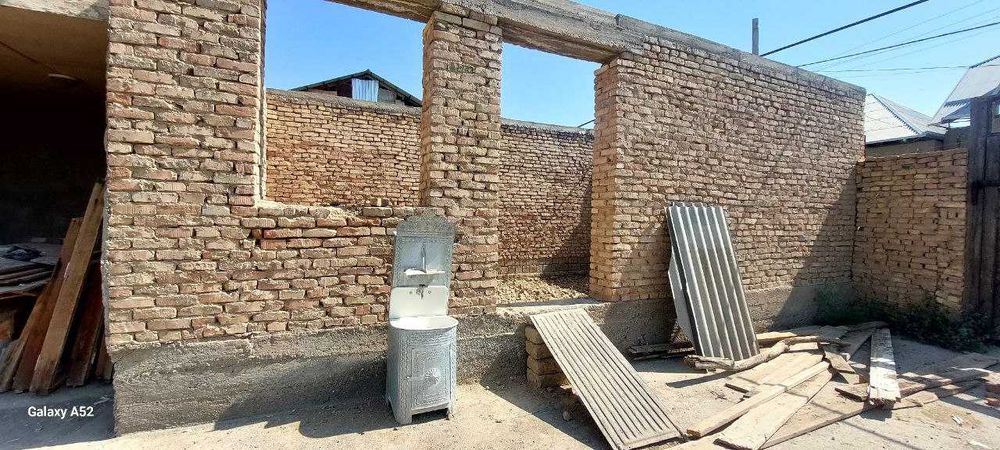 Қарши шаҳри, "Қавали" мФЙ, Ёшлик кўчасида жойлашган ҳовли сотилади.