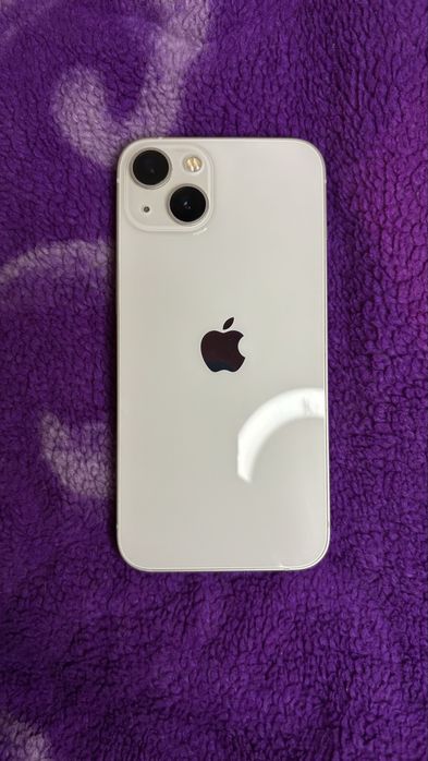 iPhone 13 белый.
