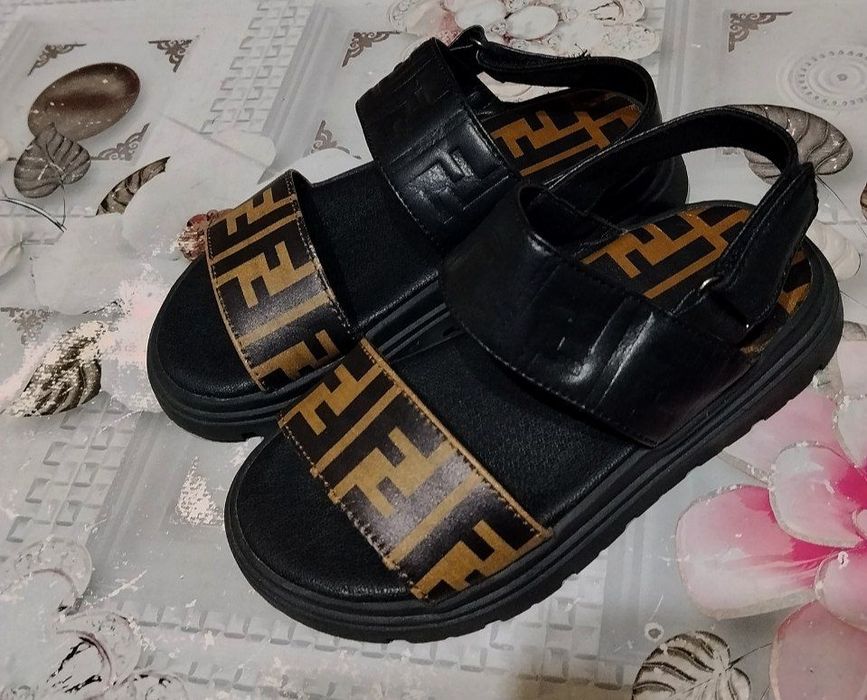Сандали Fendi 27 размер для девочек