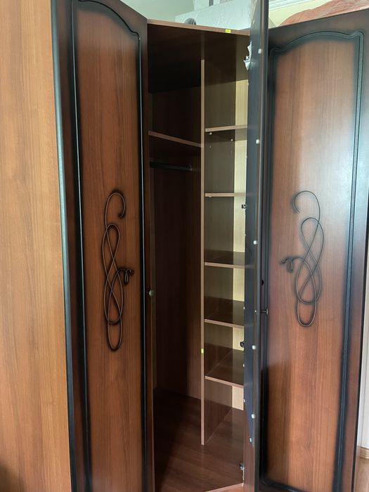 Продаю угловой большой шкаф