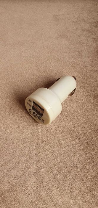 Încărcător auto 12 - 24V DC, cu două porturi USB