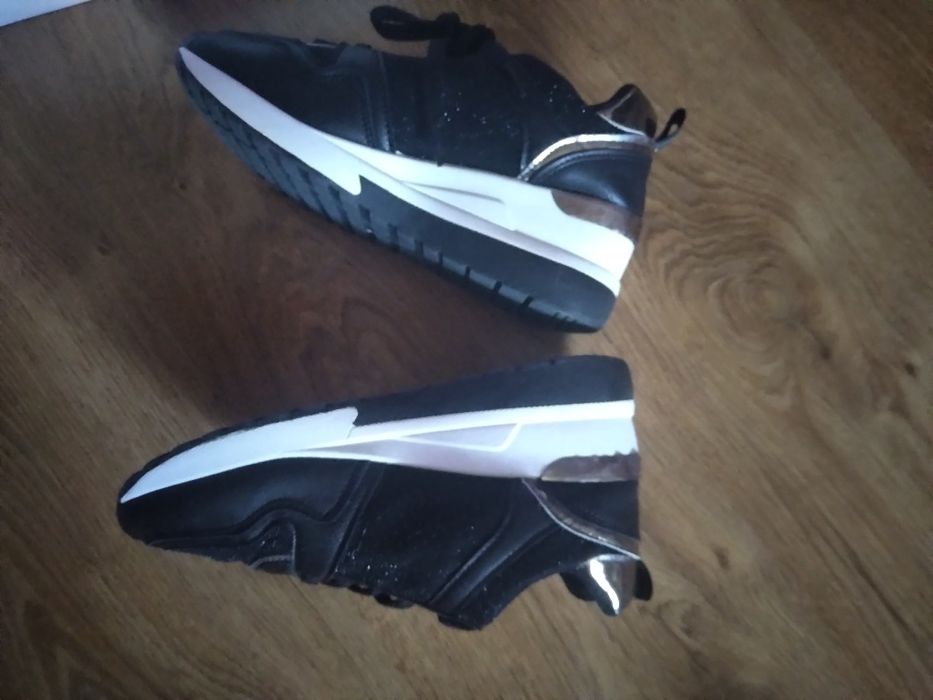 Дамски черни маратонки