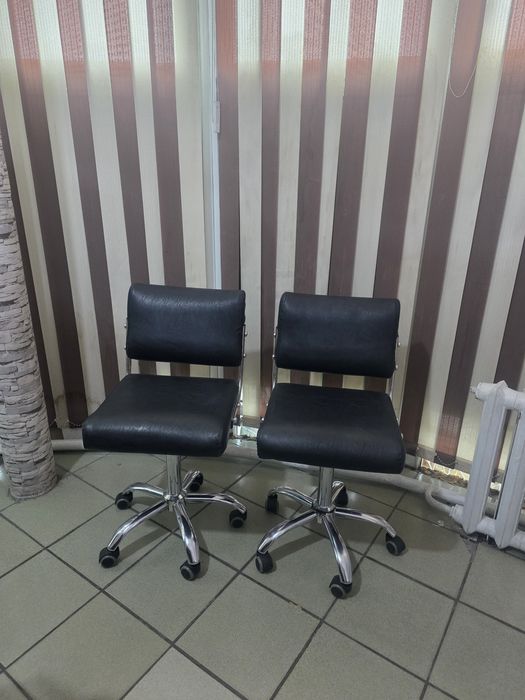 Продам 2 одинаковых кресла для мастера маникюра, педикюра, лэшмейкера.