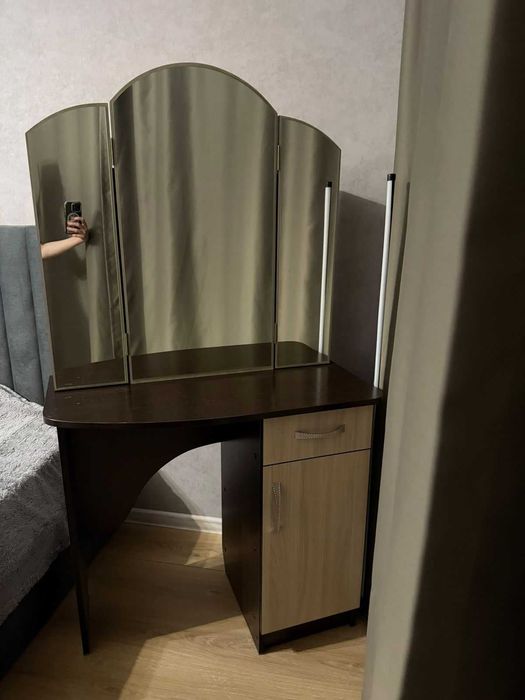 Трюмо с зеркалом