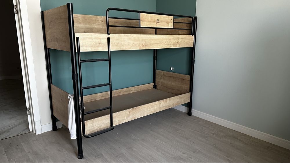 Двухярумная кровать , шкаф , стол