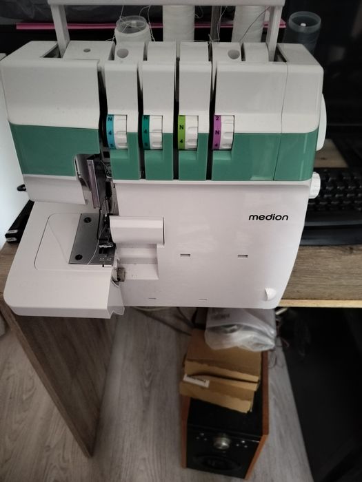 Vând mașina de cusut liniara