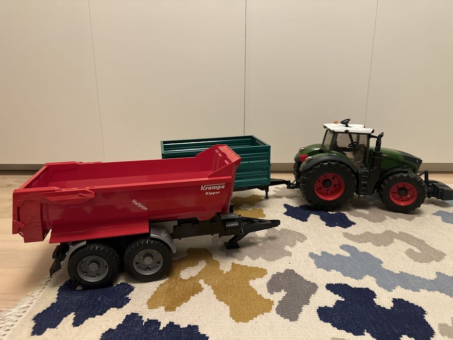 Tractor  cu doua remorci Bruder