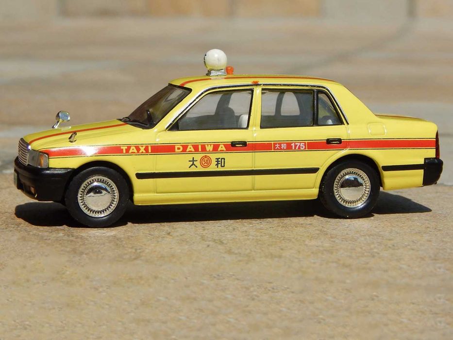 Macheta taxi Toyota Crown Comfort Tokyo Japonia 1998 scara 1:43 Altaya IXO cu lipsuri