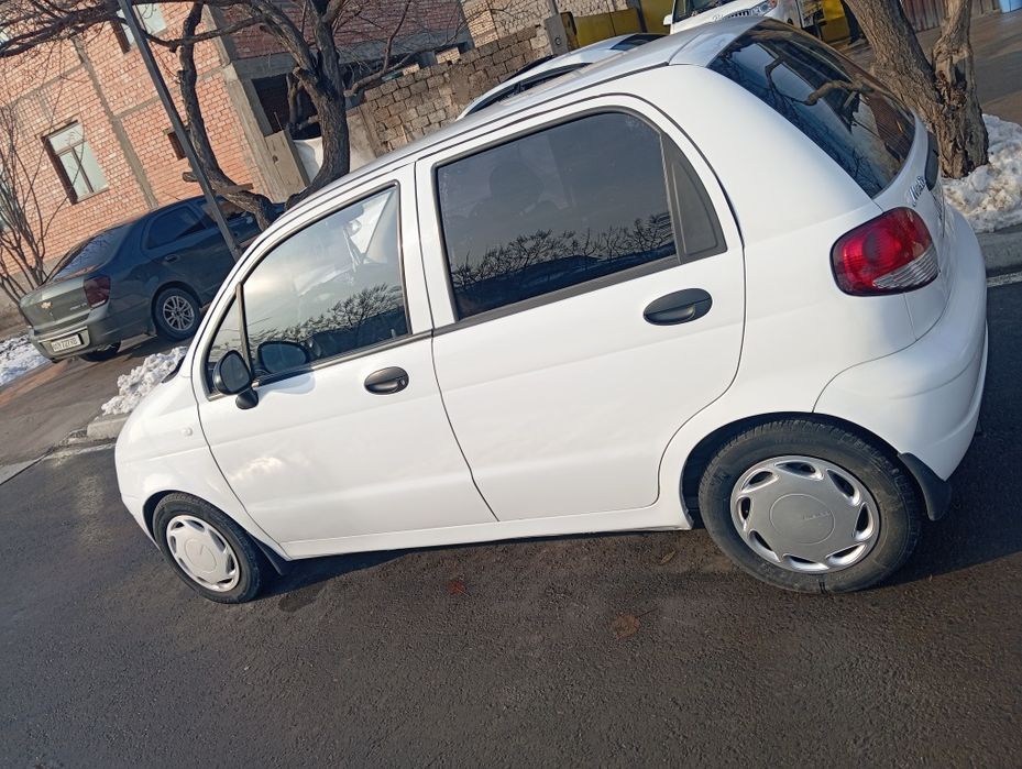 Bir qol mashina ishdan uyga uydan ishga minilgan