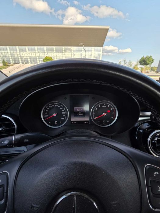 MERCEDES-BENZ C200 176 000 km, an 2016, benzina, in stare foarte buna
