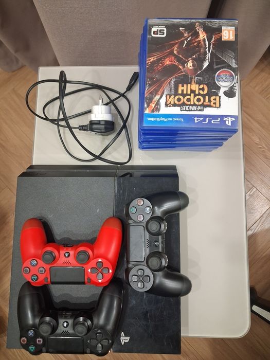 PlayStation 4 + 3 геймпада + 10 игр