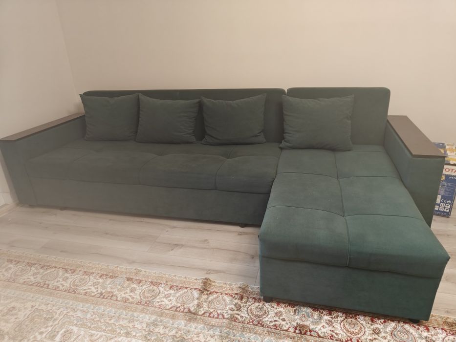 Диван зеленый для дома