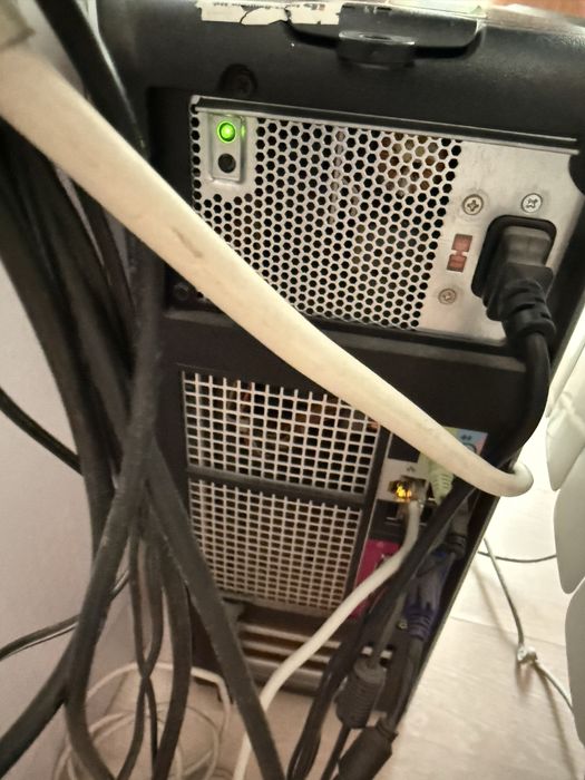 Компютър монитор клавиатура и колонки