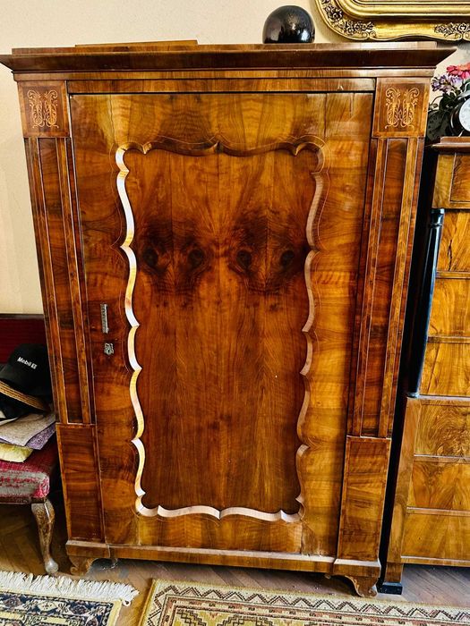 Vand Mobilier Biedermeier.