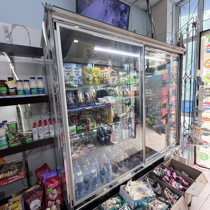 Холодильная витрина в хорошем состоянии