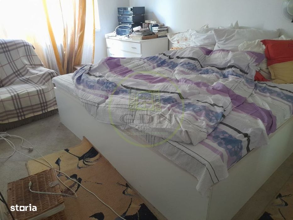 Apartament 4 camere  etaj1 de vanzare  pe  B-dul unirii  in  Fagaras j