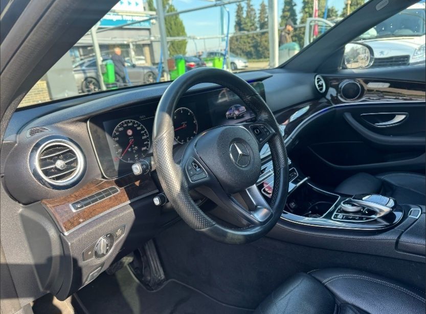 MERCEDES-Benz e220