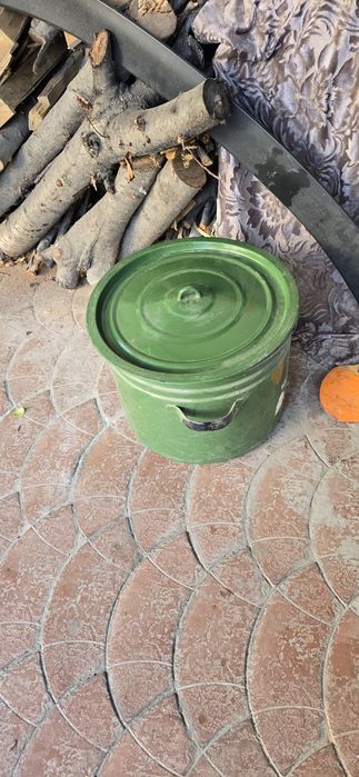 Продается большой эмалированный бак с крышкой