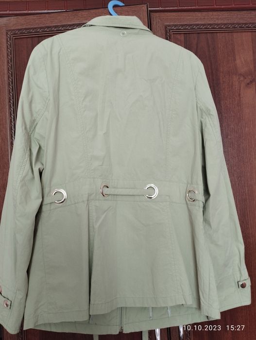 Ветровка салатового цвета