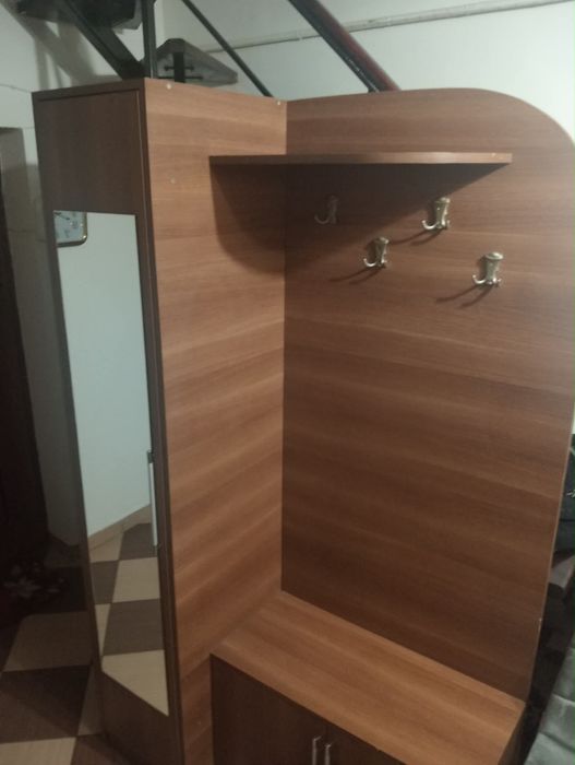 Vând cuier cu 3 incaperi