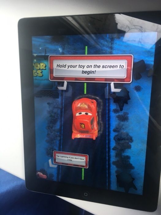 Игрушечная машинка для игры на планшете