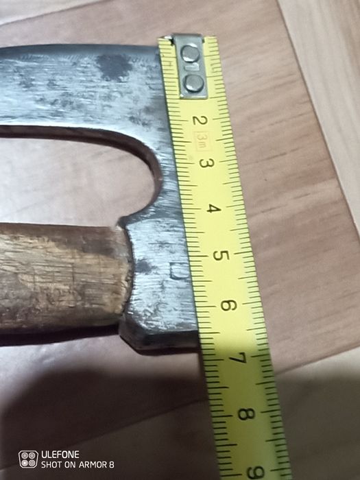 Продава се брадвичка