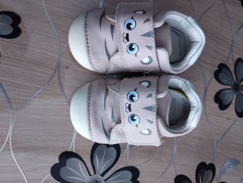 Продавам бебешки обувки